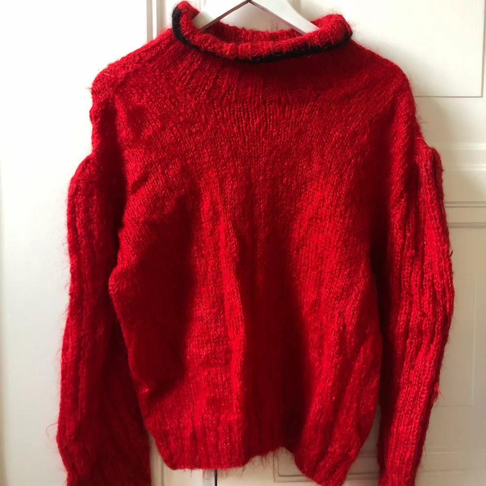 Superfin vintage hemstickad tröja i röd färg, fint skick! Strl XS-L beroende på önskad passform 🥰. Stickat.