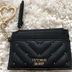 Victorias secret plånbok - Fin typ oanvänd plånbok/cardholder från VS, org pris 500kr men säljer för 250kr