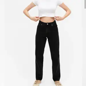 Säljer mina svarta Monki jeans i storlek W:26. Fint skick och använda några gånger. Köpt för 400kr, säljs för 100+frakt😊