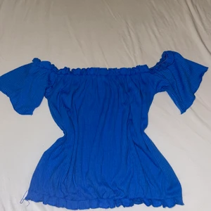 Tröja - Off shoulder tröja i en sån fantastiskt blå färg. 