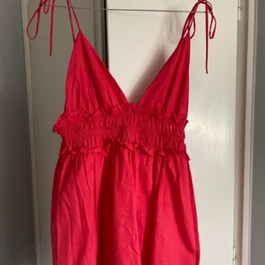 Klänning zara - säljer denna jättefina klänning ifrån zara då den inte kommer till användning. har använt den en gång! den ser röd ut på kameran men i verkligheten är den skrikrosa💖