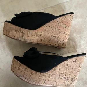 Höga sandaler i storlek 36 - Helt nya! Så sköna men jag tycker dom är något för höga för mig.