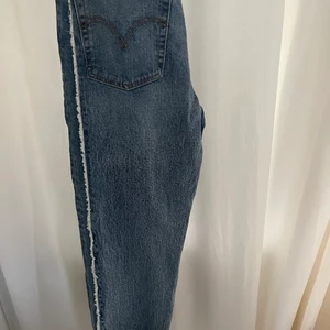 Levis Ribcage Straight med detalj - Udda Levis jeans, går vad jag vet inte att få tag på längre. Storlek M, men passar såklart mindre storlekar om man vill ha dom lite mer ”baggy”. Inte jättelånga i benen så sitter bäst på någon som är 165cm eller kortare för att hänga över skorna💕 Givet pris eller bud! 