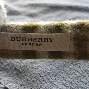 Burberry öronmuffar  - Ett par burberry öronmuffar one zize cond 9/10   Helt gjorda i Kashmir priset går självklart att diskutera👍