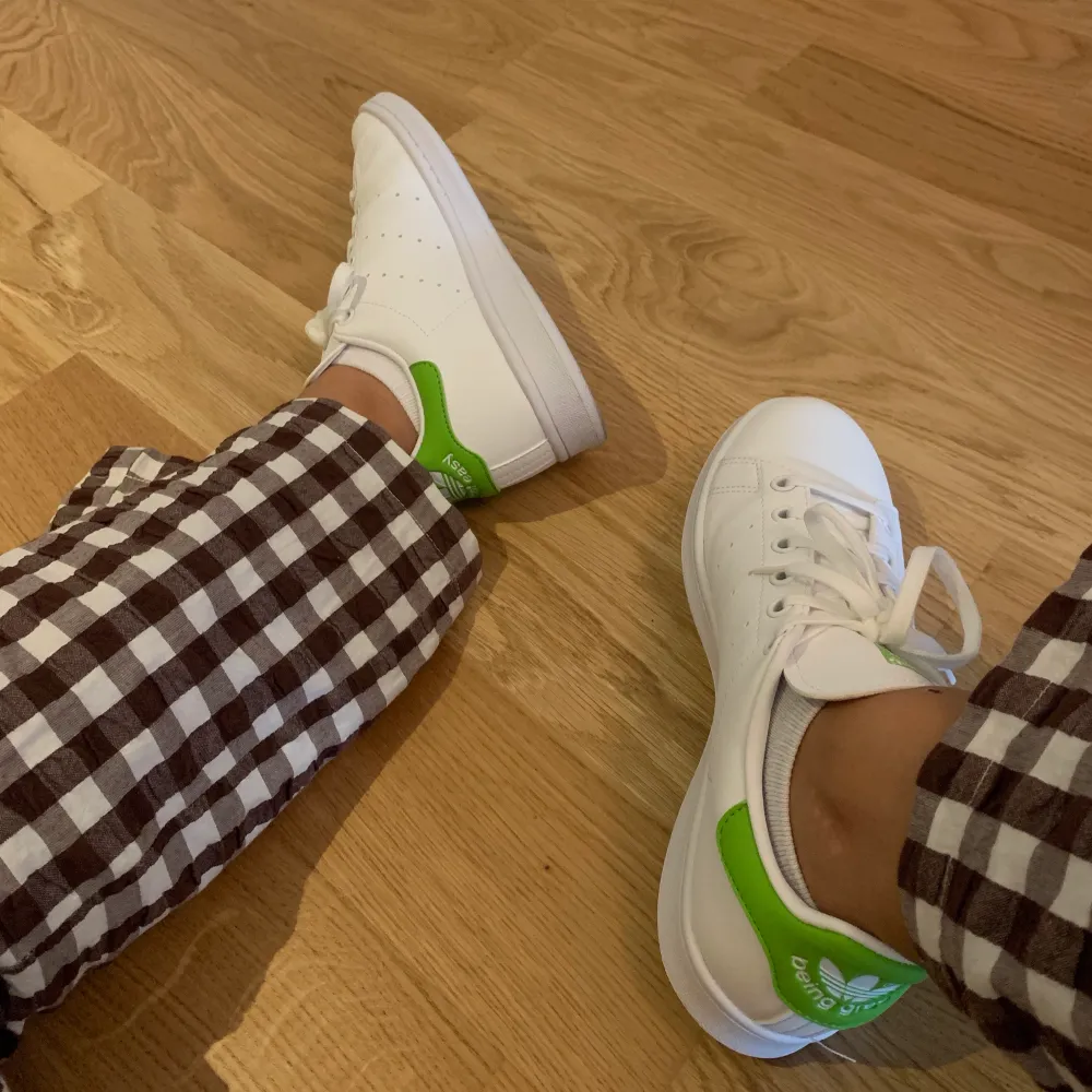 Stan smith skor från adidas samarbete med Disney, vita/ljusgröna. Helt nya och köptes för 1.100. Endast testade så de är i princip i nyskick, men säljer då de va för stora för mig🎾💛  Pris kan diskuteras, vid snabbt köp💗. Skor.