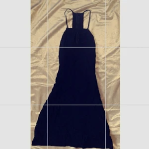 Svart klänning  - Superfin svart "festklänning". Har en liten rund urringen ifram som går att göra större och ryggen ät nästan helt "öppen". Klänningen slutar strax över knäna. Skicka privat för fler bilder 🥰