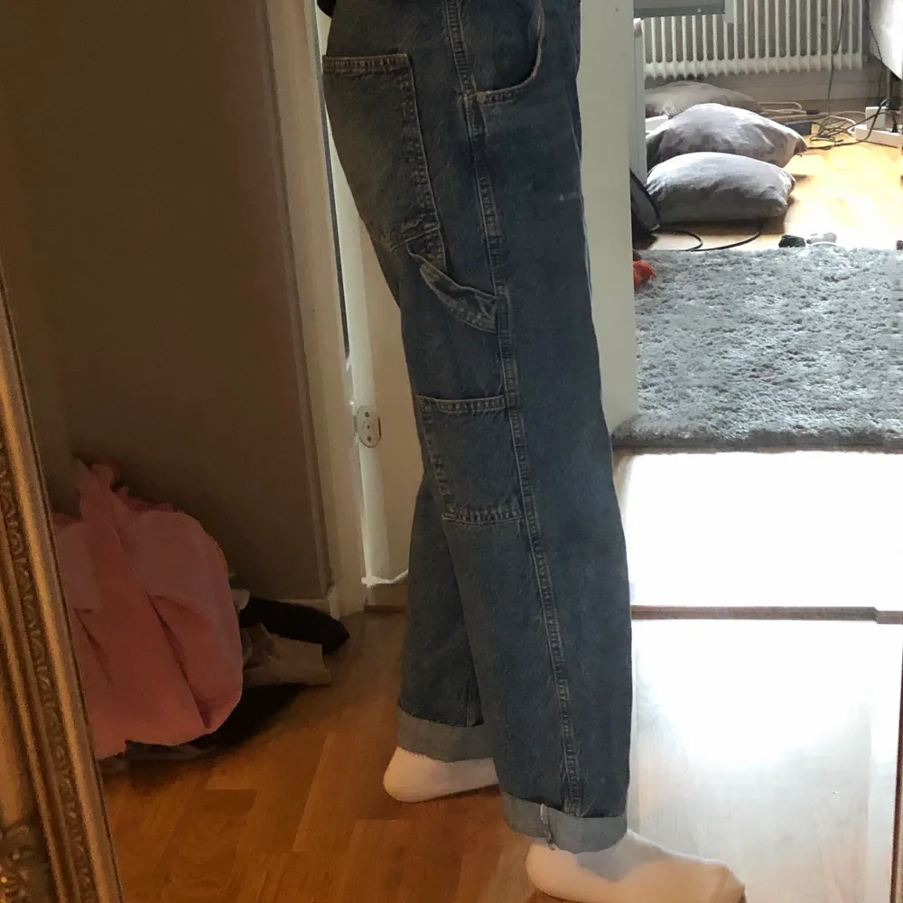 Har haft byxorna i ungefär ett halvt år så dem är fortfarande i ett bra skick. Säljer desda eftersom att de inte längre passar. Jeans & Byxor.