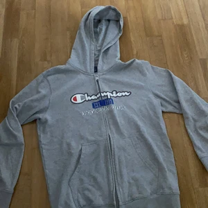 Kofta - Säljer denna assnygga champion koftan då den tyvärr är för liten för mig:/ Storlek 150/155 (L) i barnstorlek men skulle säga att den kanske passar xs/xxs och neråt, kort i armarna på mig som bär S! 