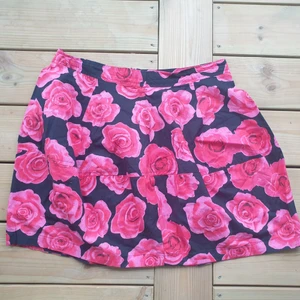 Blommig kjol säljes - Snygg Kjol i tulpanmodell säljes. Dold dragkedja baktill. Storlek 40, men jag tycker den är mer som storlek 38 eller 36. Midjemåttet är 74,5 cm omkring. 