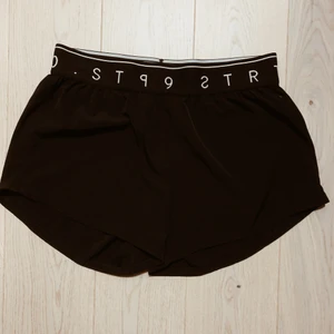 Träningsshorts - Svarta luftiga träningsshorts ⭐️