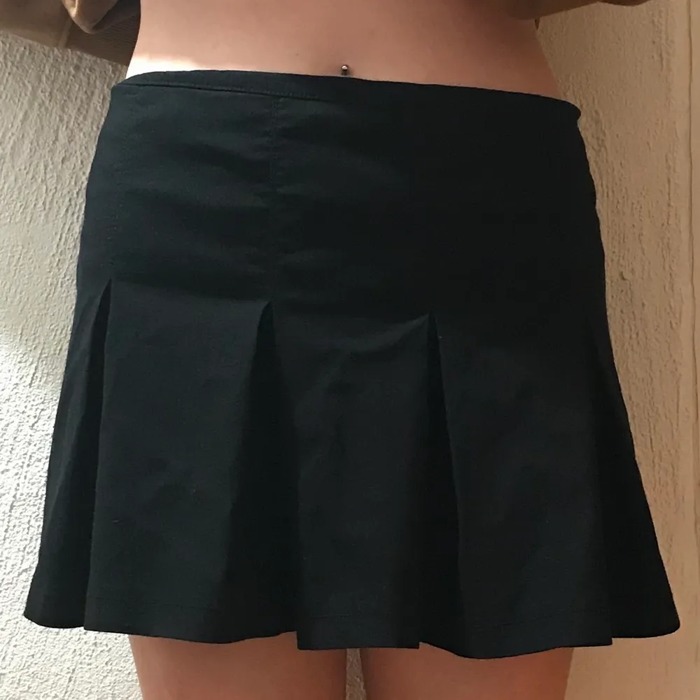 Plisserad svart kjol från Vero Moda. Storlek 40 men passar även 36-38 om den sitter mer lågmidjat. Kjolar.