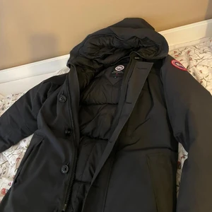 Snygg och fräsch Canada Goose  - Fräsch Canada Goose Chateau Parka jacka i storlek M, köpt 2017. Pälsen medkommer och kvitto finns. Fin passform och färgen är i mörkblå (nära svart). Välkomna att köpa till en kallare vinter. 