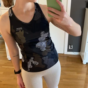 Träningslinne - Träningslinne i storlek S. Normal passform.