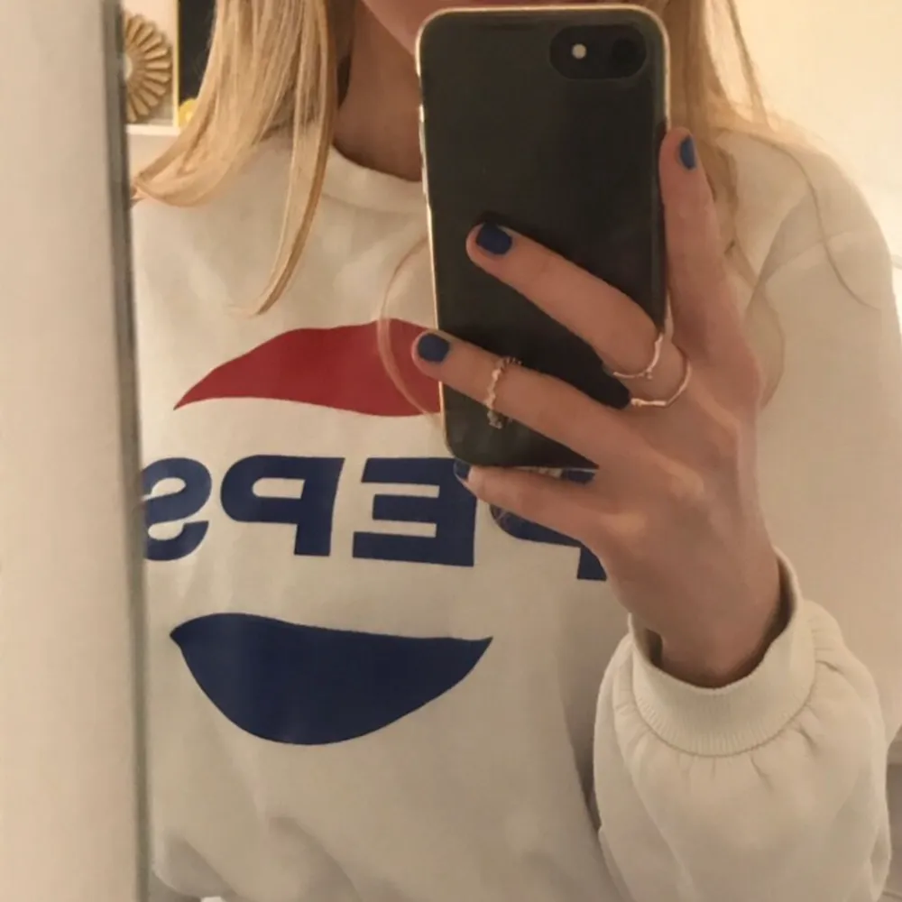 lite cropped vit sweatshirt med pepsi tryck den är i nyskick🤍 80kr + frakt . Hoodies.