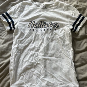 T-shirt  - Jättefin t shirt från hollister i bra skick. Säljer då den inte kommer till användning. Frakt tillkommer 