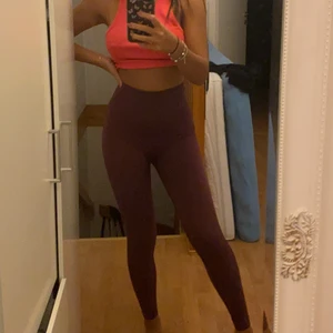 lila träningsbyxor  - lila träningsbyxor från shein som är i otroligt bra material. Har aldrig använt dessa pga att jag har ett par andra som jag använder dagligen. Men har testat att squata i dem osv och dem är inte genomskinliga och är så bra. Säljer för 80kr + frakt som är 66kr 