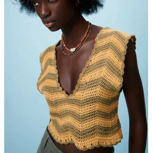 Stickat topp ifrån zara - En stickat slutsåld topp ifrån zara i storlek M men passar på en S och kanske en L också . Lappen och allt är kvar på💕