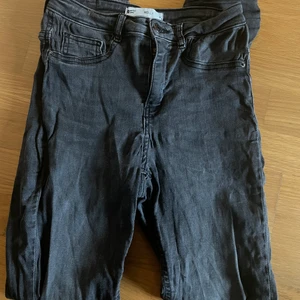 Molly jeans ifrån Gina tricot storlek M - Molly jeans ifrån Gina tricot storlek M. I fint skick utan anmärkningar. Tvättad i endast tvättmedel. Inga husdjur.