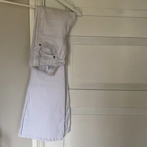 SALT JEANS - säljer mina vita bootcut-jeans från SALT, strl S, använda några gånger men fortfarande fint skick, köparen står för eventuell fraktkostnad:)