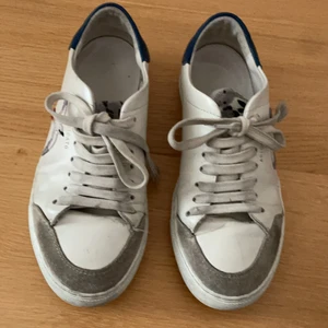 Axel Arigaro skor (strl 37) - Hej!! Jag säljer dessa unisex Axel Arigato skor delvis för att dem blivit för små och för att jag inte använder dem längre. Jag köpte dessa skor i deras butik för 2000 kr och säljer dem för 500 kr. Ifall ni vill ha dem lite mer rena så kan ni slänga in dem i tvättmaskinen och ta en tandbroste och rengöra dem. Skriv gärna ifall ni är det minsta intresserade elr har några frågor. Pssst!! Jag kan gå med på att sälja skorna för mindre❣️❣️