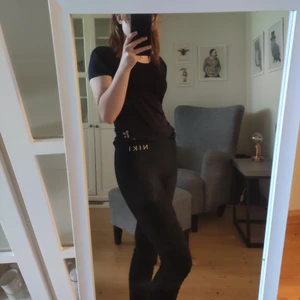 Tränings byxor - Svarta tränings tights i storlek S. Den är "ribbad" vid knäna och knappt använt. Byxorna är i bra skick