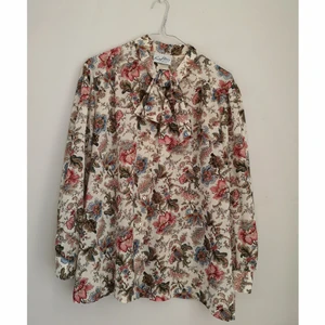 Vintage blommig blus med knyte vid halsen  - Stl 36/38, jättefint skick. Köpt på beyond retro. Går att knyta vid halsen. 