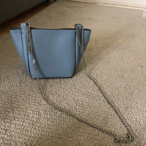 Väska - Jätte fin ljusblå väska, aldrig använt. Liten men rymlig. 