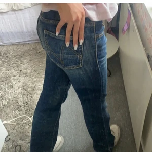 snygga lågmidjade jeans - mina absolut favorita jeans som jag tyvärr måste sälja❤️❤️💕💕😫😫😍😍😍 om många är intresserade startar jag budgivning. står storlek 25 men passar 24/25. lågmidjade och raka