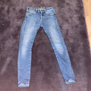 Karve jeans köpt från carlings för 799kr, säljer pga för små storlek 27. Mycket god skick. Frakt tillkommer 69kr!