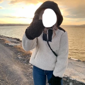 teddyjacka  - säljer denna nästan helt nya teddyjacka/tröja då den inte kommer till användning. storlek s😊