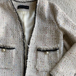 Tunn jacka - Supergullig jacka/kavaj med fina detaljer! Jackan är täckt med färgglada paljetter och har fina pärlor på fickorna! Perfekt som höst- & vårjacka eller som innerjacka/kavaj under vintern!