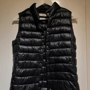 Dunväst - Mango  - Jättesnygg dunväst från Mango, näst intill oanvänd. Svart med två fickor som går att knäppa. 🌻