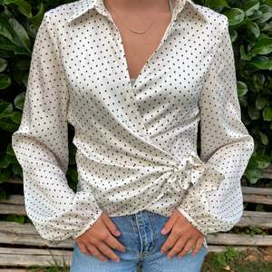 En jätte fin prickig skjortblus från H&M i stroken 34💕 Sitter skönt!