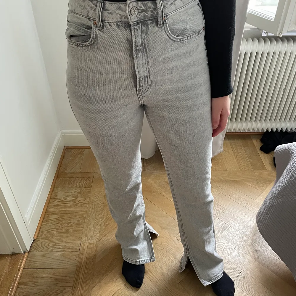 Raka gråa jeans med slits från stradivarius i storlek 38. Fint skick! . Jeans & Byxor.