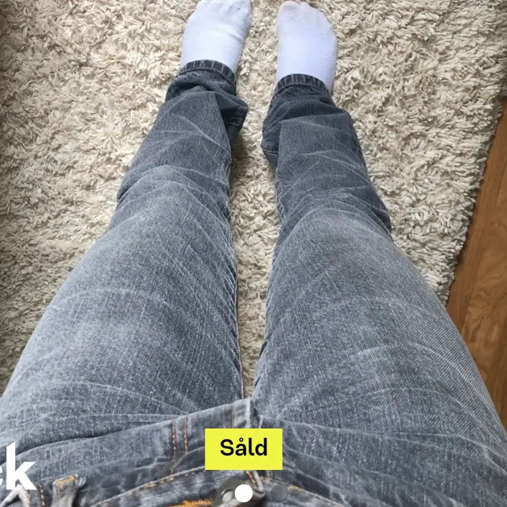 Köpte dessa sjukt fina jeansen här på plick men dem var rätt korta för mig och tänker att jag säljer dem till någon som kommer ha användning för dem istället. Perfekt grå färg och lågmidjade. Storlek W30 L34. Buda!! 🙌🏼🙌🏼💞💞. Jeans & Byxor.
