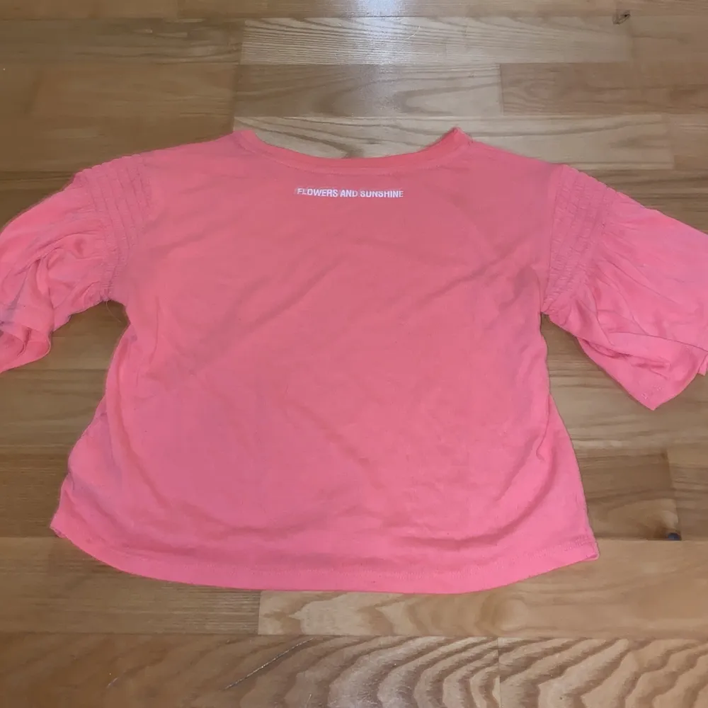 En rosa tröja från h&m som jag säljer för 30kr plus frakt . T-shirts.