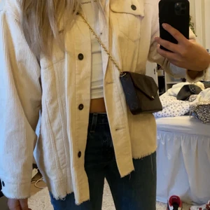 Zara jacka  - Jätte fin och populär manchesterjacka från Zara. Strl s men oversized så passar från xs-m skulle jag säga. 200kr. Perfekt till hösten 🍁🍁