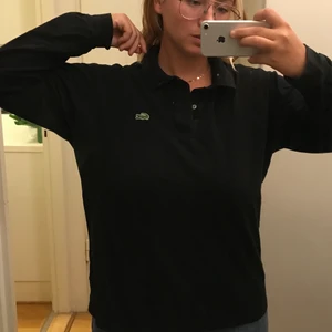 Lacoste svart oversized långärmad topp  - Denna topp är oversized och passar perfekt till lager av kläder under höst eller som tillex skate topp.😎 använt fåtal gånger