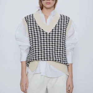 Zara väst - Superfin och skön väst från zara! Köpte den förra sommaren har använt den fåtal gånger💕 Säljer för att jag inte fick användning av den!