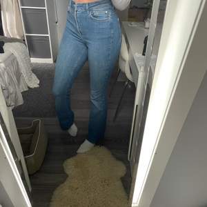 Superfina bootcut jeans. Storlek S/längd 34. Säljes då de tyvärr inte kommer till användning!! (Inte helt säker på fraktkostnaden)
