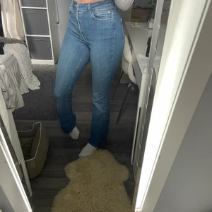Bootcut jeans - Superfina bootcut jeans. Storlek S/längd 34. Säljes då de tyvärr inte kommer till användning!! (Inte helt säker på fraktkostnaden)