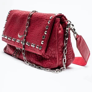 Zadig Voltaire väska  - Funderar på att sälja min sjukt fina och rymliga zadig väska. Den är en perfekt storlek, inte för klumpig men man får plats med massor av saker allt från stort till smått. Den är använd och det syns lite på kanterna men det ser typ ut som att den är designad så så det är inget man tänker på. Inga skador. Nypris är som man kan se på andra bilden runt 5 000kr. Säljer endast vid bra bud. Dustbag och zadig påse ingår❤️  Buda i kommentarerna, har ett bud på 1 750kr❤️