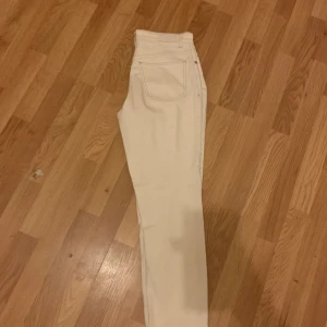 Vita mom jeans - Vita mom jeans ifrån mango, endast testade.