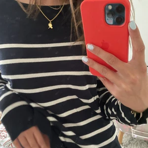 Randig tröja zara - Säljer denna super populära randiga tröja från zara! Skit snygg och passar till allt!! Köpare står för frakt! Kan tänka mig gå ner i pris vid snabb affär!