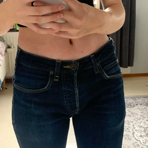 Lee Jeans - Fina lågmidjade Lee jeans, har normalt xs/s 34/36 i byxor. Om fler vill ha: budgivning, Är tre knappar där fram, 120+ frakt 💗 