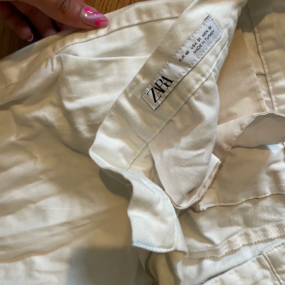 vita lågmidjade byxor från zara i bra skick. De är lite mindre i storleken.💜. Jeans & Byxor.