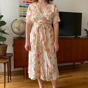 Söt klänning - Jättesöt klänning med knytning i midjan! 