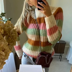 Färgglad stickad tröja - Superfin stickad tröja använd endast 2-3 ggr, från &OtherStories. Jag köpte den här på plick men eftersom säljaren hade råkat säga fel storlek var den tyvärr för liten, så får sälja vidare! :) (Bilder lånade från orginalsäljaren)