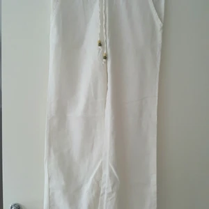 Vita byxor i linne  XS - Vita byxor i linne XS .Använd bara en gång. 