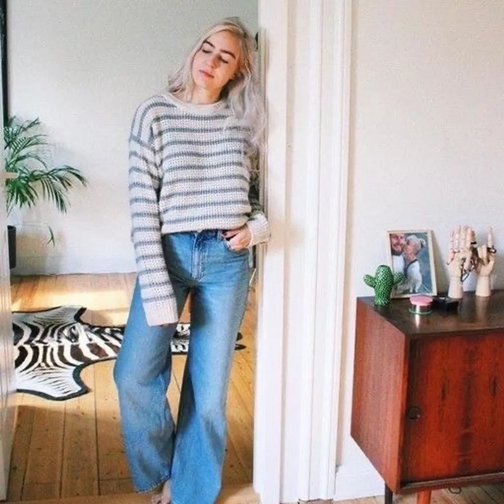 Jeans från monki i modellen Yoko. Lånade bilder eftersom dem är för små för mig. W26 och färgen light blue. (Säljer även i beige, så kika in det!) superfint skick och fantastiskt pris, vill bara bli av med dem🥰 frakt tillkommer och budgivning gäller vid många intresserade . Jeans & Byxor.